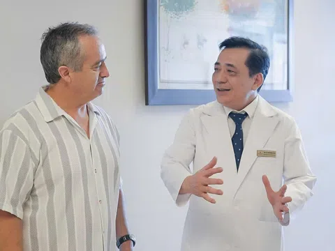Vượt nửa vòng Trái Đất, bệnh nhân ung thư người Australia chọn Việt Nam để điều trị