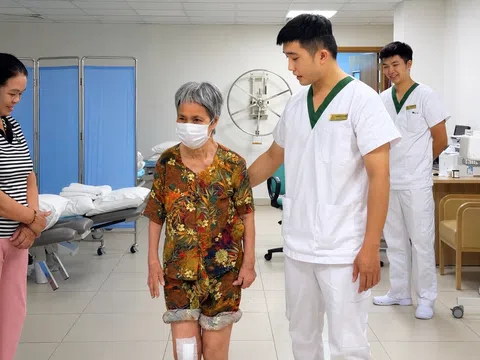 Tưởng mất khả năng đi lại, cụ bà phục hồi thần kì sau thay khớp gối bằng robot CORI