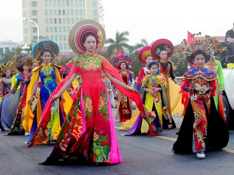 Quảng Bình: Rực rỡ sắc màu lễ hội diễu hành đường phố