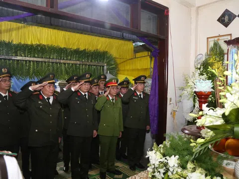 Đoàn công tác Bộ Công an viếng Trung tá Trần Duy Hùng