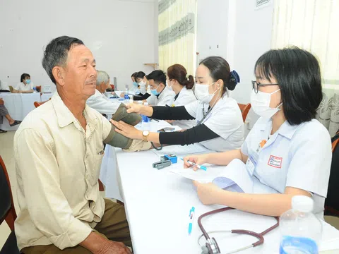 Bệnh viện TW Huế khám, tầm soát phổi miễn phí cho người dân