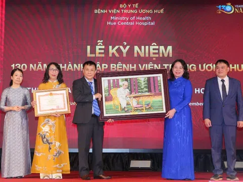 Bệnh viện Trung ương Huế nhận bằng khen của Thủ tướng Chính phủ