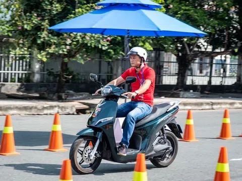 Người lao động TP.HCM hào hứng với xe máy điện VinFast: Lái êm, thích hơn xe máy xăng