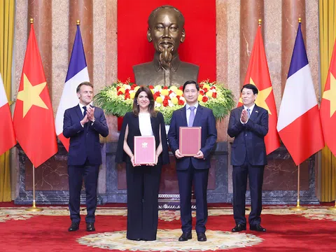 Tổng thống Pháp Macron và Chủ tịch nước Lương Cường chứng kiến VNVC-Sanofi hợp tác chuyển giao công nghệ sản xuất vaccine