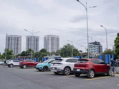 Chủ xe điện VinFast: ‘Trạm sạc mới có tới 84 cổng sạc siêu nhanh, quá tiện lợi’