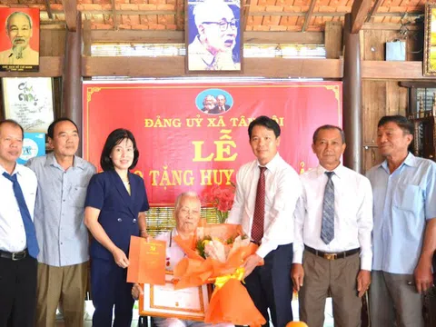 Tỉnh ủy Tây Ninh trao huy hiệu 65 tuổi Đảng cho cán bộ lão thành ở Tân Hội