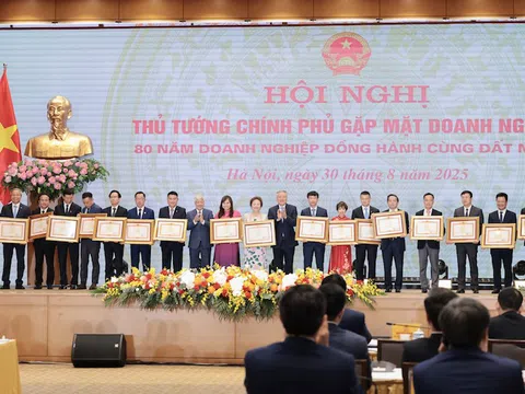 LPBank vinh dự đón nhận Bằng khen của Thủ tướng Chính phủ tại Hội nghị Doanh nghiệp toàn quốc