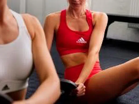 Quảng cáo sốc: Adidas tung ảnh 25 cặp ngực trần để quảng bá dòng áo lót thể thao mới