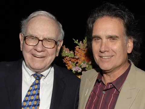 Bán 90.000 đô la cổ phiếu thừa kế từ ông, con trai Warren Buffet lao đầu vào đam mê âm nhạc khi mới 19 tuổi