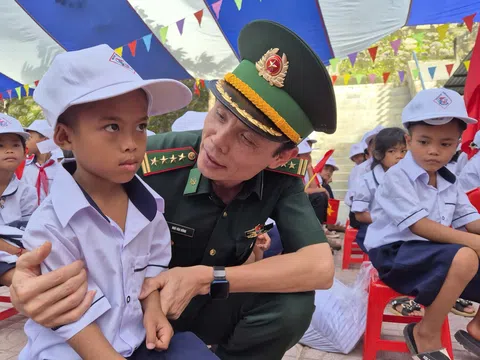 Quảng Trị: Ấm áp tình quân dân trong ngày khai giảng ở vùng biên