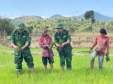 Chương trình “Thứ bảy về bản” giúp bà con biên giới xây dựng 256 nhà trong chương trình xoá nhà tạm, nhà dột nát ở Quảng Trị