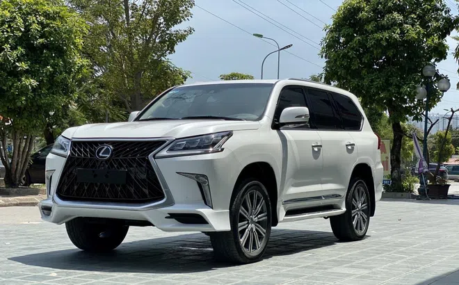 Chiêm ngưỡng xe Lexus LX 570 dù đã gần 5 năm tuổi vẫn có giá "ngang một chung cư cao cấp"