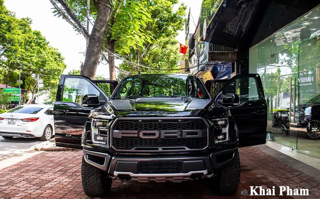 Soi Ford F-150 Raptor cửa Rolls-Royce đầu tiên tại Hà Nội