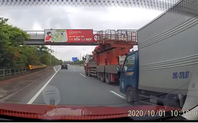 Video: Xe tải hạng nhẹ rước họa khi tranh làn ô tô
