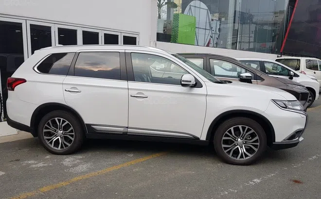 Đại lý giảm giá Mitsubishi Outlander 30 triệu đồng, riêng bản 2019 giảm 180 triệu