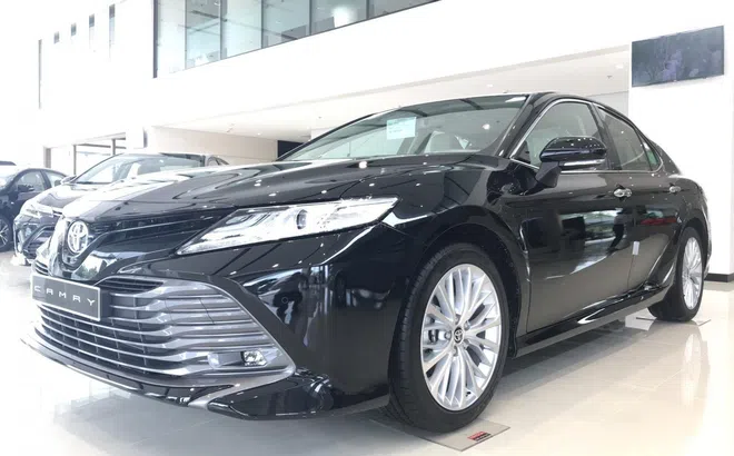 Toyota Camry 2020 ưu đãi 25 triệu đồng, đại lý "cắt máu"... chơi liều?