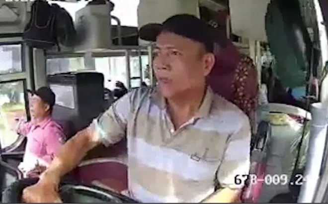 Video: Xe khách lật nhào, tài xế kêu 'trời ơi' vì tránh xe máy qua đường ẩu tại Việt Nam