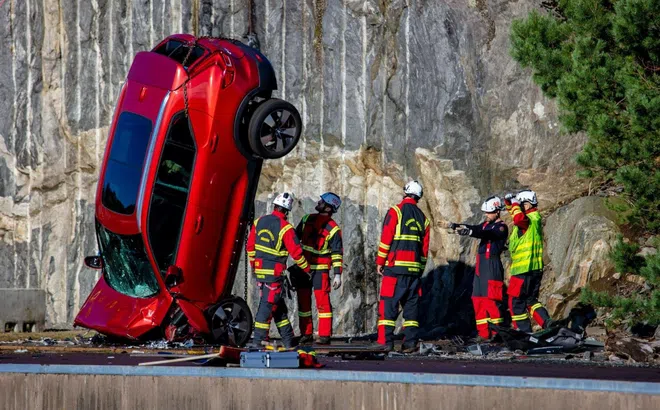 Video: Xe Volvo lao thẳng đứng từ độ cao 30m, thách thức đội cứu hộ