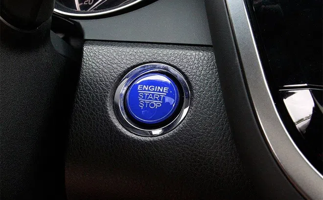 Điều gì xảy ra nếu bạn nhấn nút Start/Stop Engine khi xe đang chạy?