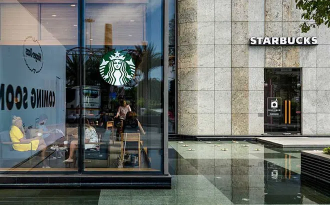 Doanh thu trên mỗi cửa hàng của Starbucks vượt xa The Coffee House
