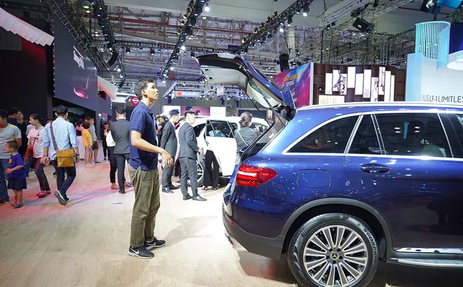 Đường phố ngập lụt - xe gầm cao thu hút khách hàng