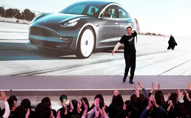 Elon Musk nhảy nhót cực sung trong lễ giao xe Model 3 tại Trung Quốc