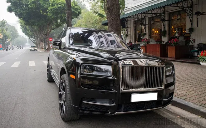 Rolls-Royce Cullinan đầu tiên về Việt Nam với phong cách Black Badge