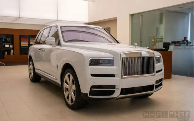 Chiêm ngưỡng xe Rolls-Royce Cullinan chính hãng đầu tiên mới về Việt Nam
