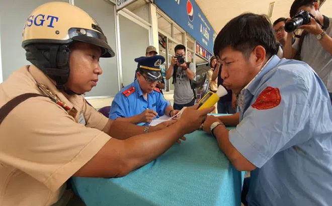 CSGT tạm dừng kiểm tra nồng độ cồn bằng phễu thổi