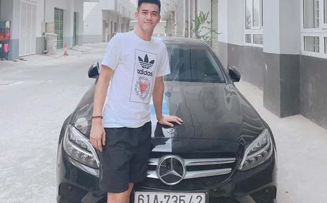 "Soi" chiếc Mercedes-Benz C200 mới cứng của tiền đạo U22 Tiến Linh