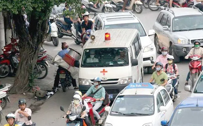 Khi có tín hiệu của xe ưu tiên, người tham gia giao thông phải làm gì?