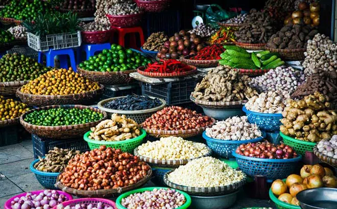 Chợ truyền thống thu hẹp