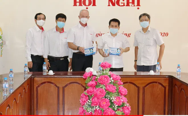 Xi măng INSEE Việt Nam tiếp tục ủng hộ 500 triệu đồng hỗ trợ phòng chống dịch COVID-19 và hạn mặn