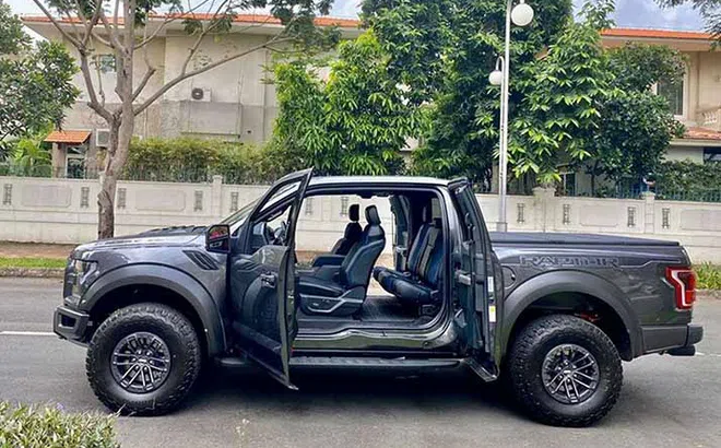 Chi tiết xe Ford F-150 Raptor cửa Rolls-Royce đầu tiên tại Việt Nam