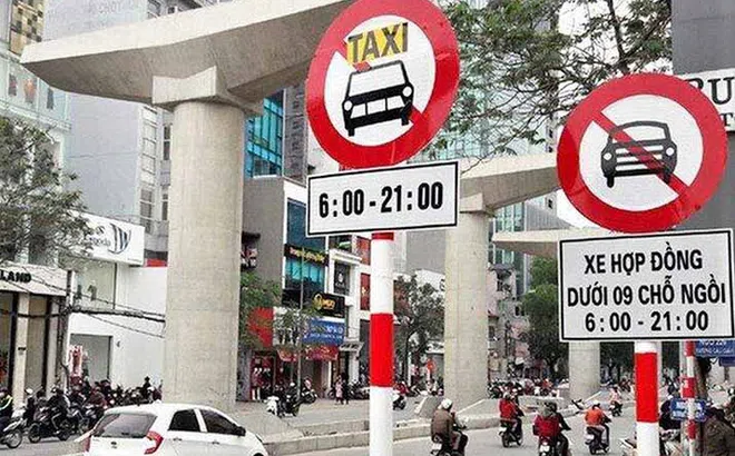 Hà Nội tạm dỡ bỏ biển cấm xe hợp đồng, taxi tại 10 tuyến phố