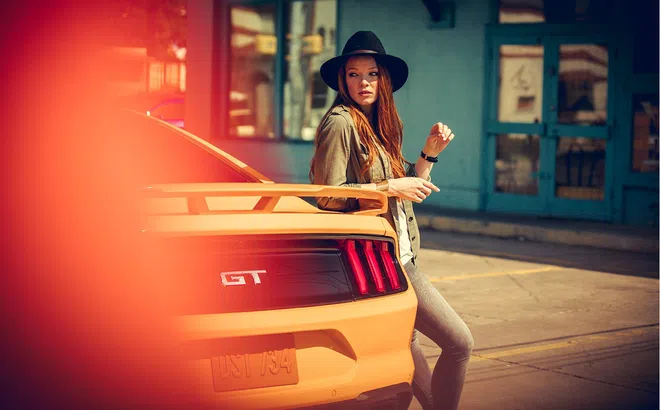 Ngắm nàng thơ bên xe Ford Mustang Series 3 mạnh mẽ