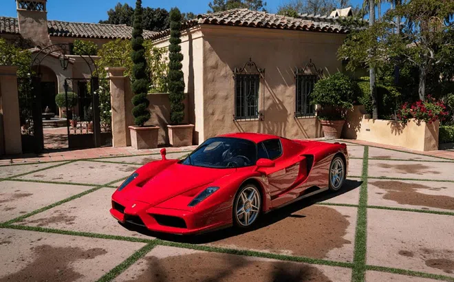 Soi chiếc Ferrari Enzo hàng hiếm chỉ sản xuất giới hạn 400 chiếc