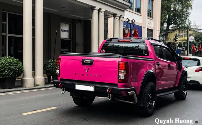 Xe bán tải logo VinFast bất ngờ xuất hiện tại Việt Nam, màu ngoại thất còn gây chú ý hơn