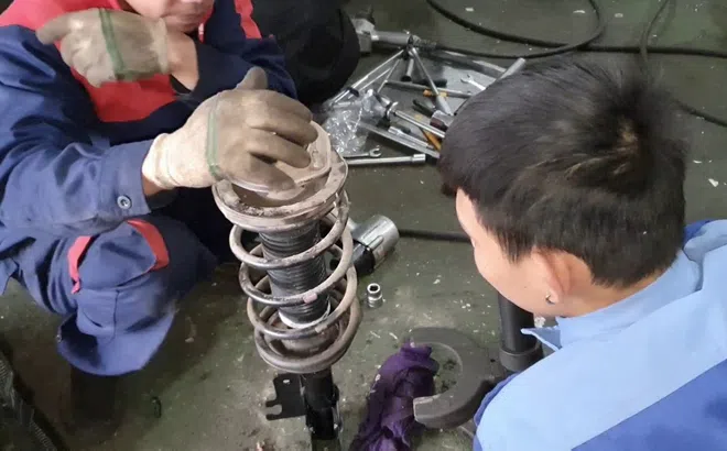 Các dấu hiệu cảnh báo xe ô tô của bạn cần thay phuộc sớm