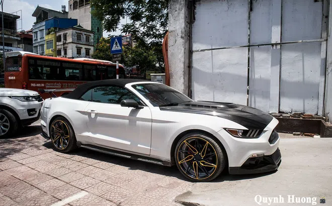 Ford Mustang mui trần cửa "cắt kéo",  vừa xuất hiện ở Hà Nội có nguồn gốc gây tò mò