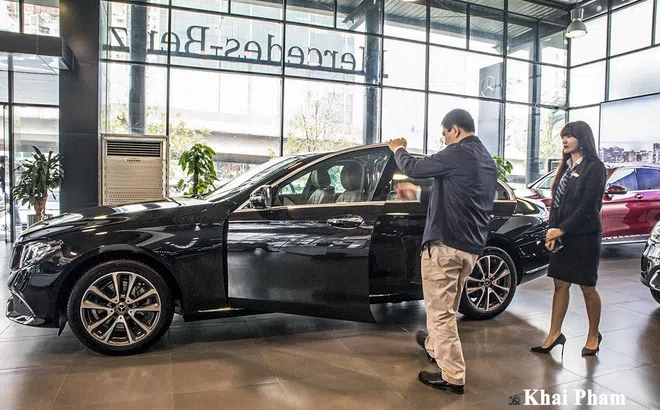 Muôn kiểu mua xe chờ hưởng chính sách giảm lệ phí trước bạ của khách Việt