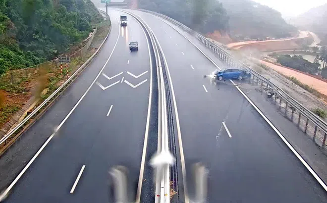 Video: Khoảnh khắc tài xế đâm vào vũng nước ở tốc độ cao trên cao tốc Hạ Long - Vân Đồn