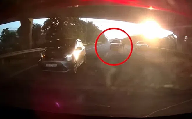 Video: Cảnh sát giao thông dùng chân chặn đầu phương tiện trên cao tốc Láng - Hòa Lạc