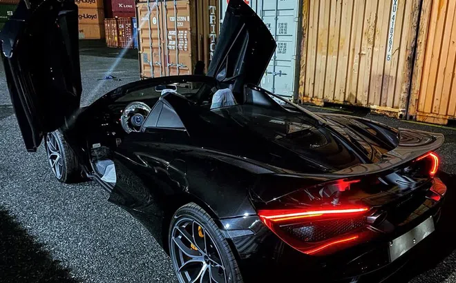 Khui container McLaren 720S Spider Black Edition 2020 đầu tiên tại Việt Nam