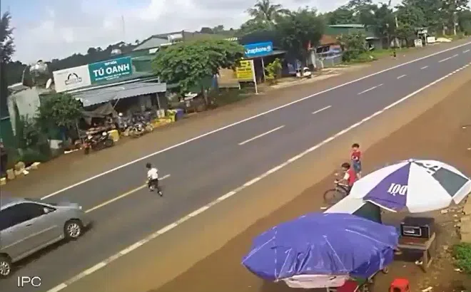 Video: Cậu bé băng qua đường đâm thẳng xe Toyota Innova khiến tất cả bàng hoàng 
