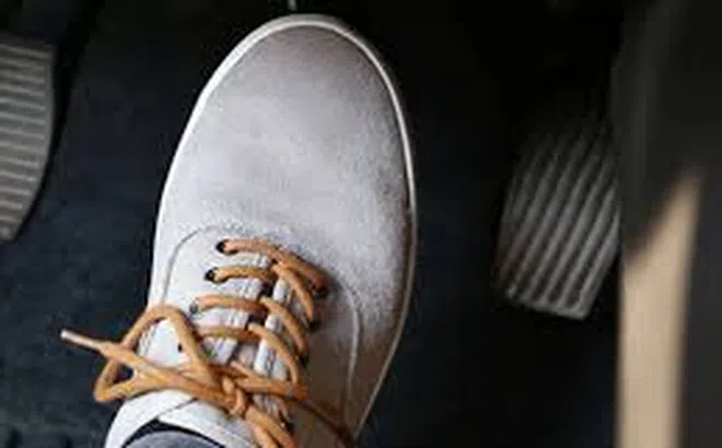 Kinh nghiệm lái xe số sàn và xe số tự động: Sử dụng phanh an toàn và hiệu quả