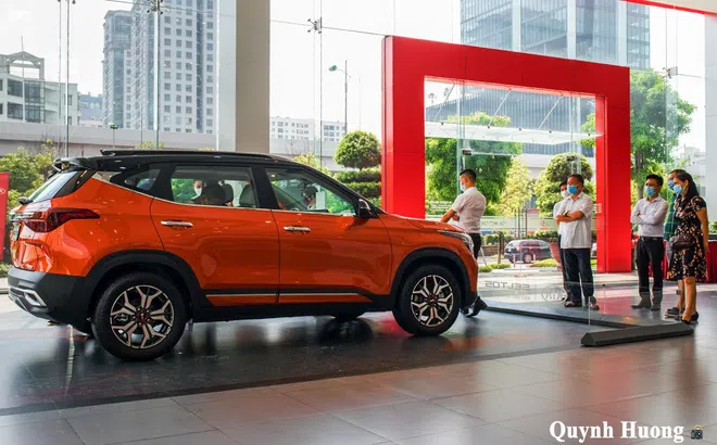 Kia Seltos Premium 2020 về đại lý, khách nôn nóng muốn mua "lạc" để nhận xe sớm