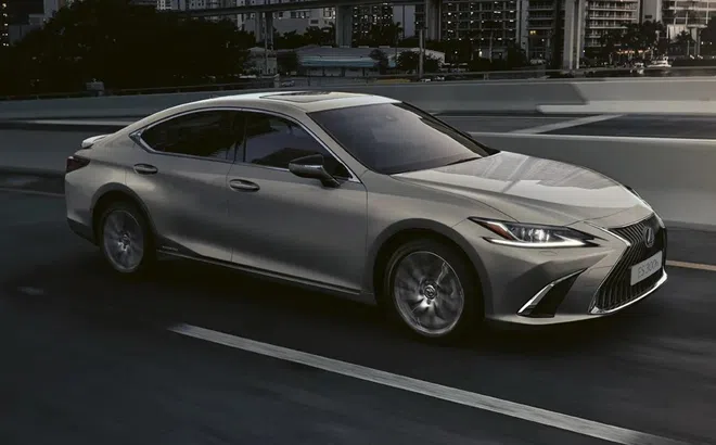 Nhận chìa khóa Lexus ES 300h 2021 Premium Edition với giá 1,06 tỷ đồng