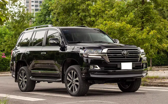 Toyota Land Cruiser cũ nhập Nga bán lại giá cao hơn xe "đập hộp" chính hãng