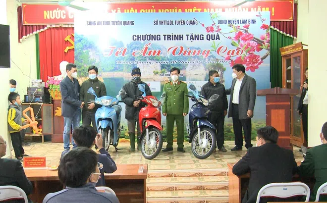 Tuyên Quang: Tặng quà Tết cho đồng bào dân tộc thiểu số khó khăn